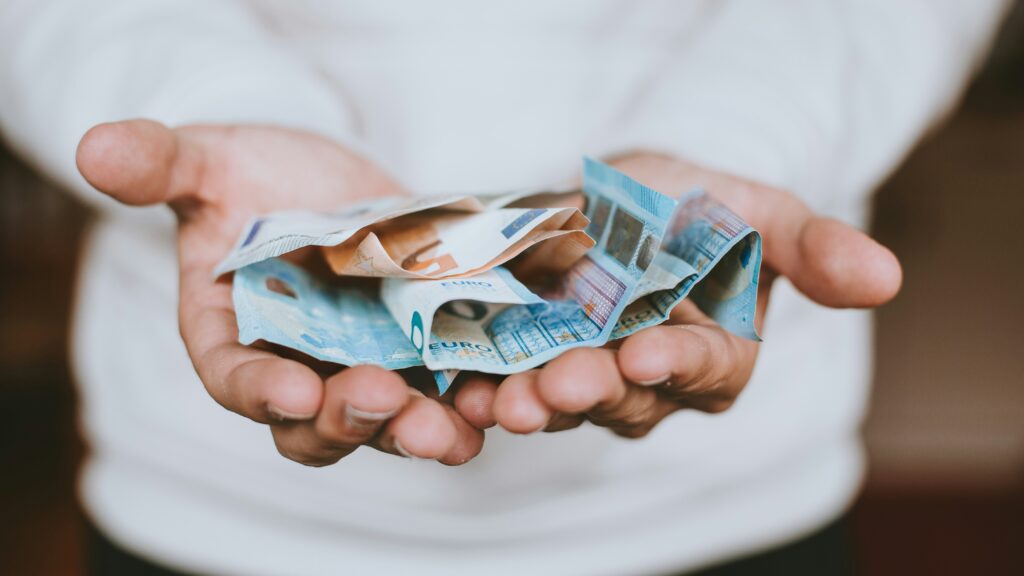 Seteleitä kämmenellä. Kuva: Christian Dubovan / Unsplash