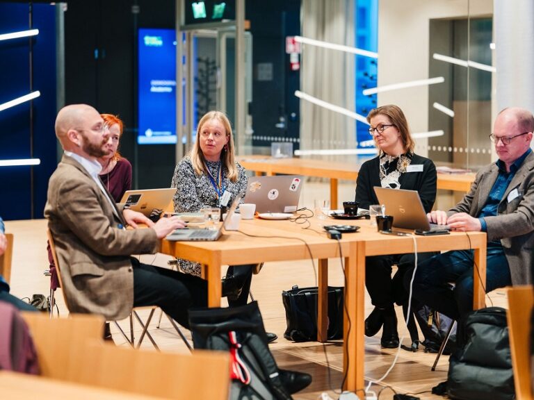 Keskustelua Demo Akatemiassa syksyllä 2025.