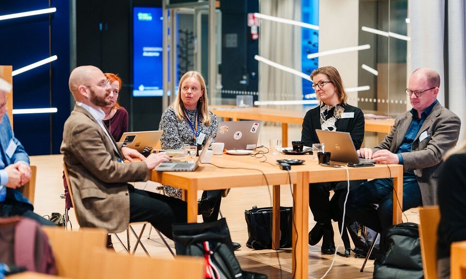 Keskustelua Demo Akatemiassa syksyllä 2025.